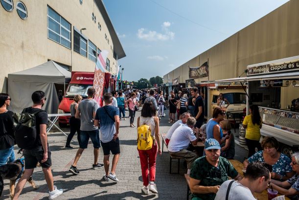 Világszerte street food-dal népszerűsítik a lóversenyeket