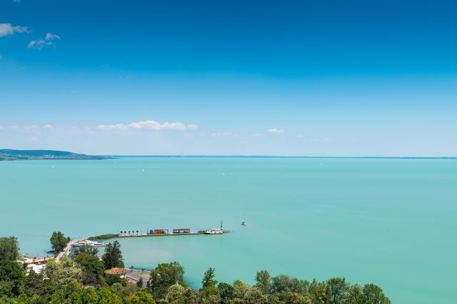 Egy hévízi hotel Kék Balaton fantázianevű édességét választották a Balaton sütijének